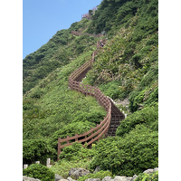 燈塔步道，通往基隆嶼燈塔的登山路徑。基隆島燈塔為台灣
首座以太陽能發電的燈塔。步道非常陡峻，但整體而言，設
計良好，適合登山健行、望遠。