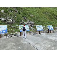 設立於碼頭附近的解說牌，讓登島訪客可以瀏覽島上的自然
與人文資源。附近也可見一些崩落的石英安山岩塊。對基隆
嶼可以藉此有更深入的瞭解。