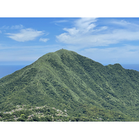 1853
從瑞雙公路遠眺基隆山。基隆山標高588公尺，聳立於北海岸，是台灣的陸地第一個被看見的地方。山形獨特，也是水金九地質公園重要地標。
