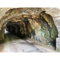 1874
九份磅坑口（磅坑口別名「隧道口」）於明治35年（1902）開鑿，主要用於連絡九份和瑞芳，而當時完全是靠礦工以人力一斧一鑿開挖岩體。鑿通後，也未經任何水泥等修飾，因此保留最原始的樣貌的岩層構造。
