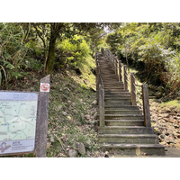 1875
茶壺山登山步道入口。為短程來回的登山步道入口，適合訪客親近大自然。茶壺山岩體本身因受到劇烈的侵蝕、風化作用影響，進出山頂的路途有一碎石坡，遊客在攀爬時須謹慎留意。
