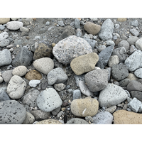 1884.
蘭嶼典型的海岸礫石灘。雖然海水作用強，但小顆粒被大顆粒堆疊而無法被海水沖走，形成礫灘。各種礫石反映出這裡的岩石種類，主要是安山岩、集塊岩、珊瑚礁等。