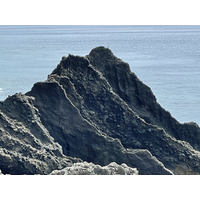 1892.
照片看似為一般沉積岩，但主要是由集塊岩堆積而成的岩石，經過擠壓、造成傾斜，隨後再經過差異侵蝕，而成一特殊地景。