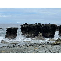  1904.
蘭嶼低位的海階。雖然只有約3公尺高，但海階面清楚。海蝕洞及海拱都是形成海階後，海水繼續作用的現象。