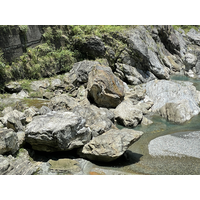 1927.
立霧溪在太魯閣地區的岩層以變質岩的片岩為主。這些經過變質作用的岩石，具有許多頁理、片理。經過流水沖刷，形成岩石的紋理。