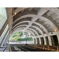 1947.
九曲洞隧道西口的巨大混凝土明隧道。用以阻擋上方的各種落石，保護下方的公車停等區與通過車輛。雖然具有保全對象，但在國家公園中放置一個如此巨大的人工構造物，其必要性與造成地景的不協調，應該要多些討論。