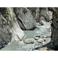 1951.
立霧溪河畔的大理岩岩壁，本身的顏色呈乳白色，受到河水不斷的打磨，加上日正當中強烈的光線，呈現出晶瑩剔透、半透明的觀感，是立霧溪溪谷與眾不同之處。