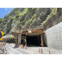 1955.
施工中的明隧道以及延伸的擋土牆護坡。興建明隧道代表近年來此的有發生落石掉落路面，影響道路使用安全。因此施工單位採用這種工法，避免邊坡無法預測的落石，持續威脅用路安全。