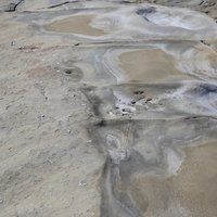 鹽侵蝕作用：當岩石凹陷處蓄積海水，海水蒸發後產生的結晶鹽粒，結晶鹽粒會破壞岩石的表面，使岩石顆粒間和膠結產生化學性的破壞。