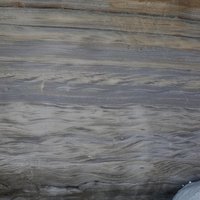 小野柳有許多不同的沉積變形構造，照片中的波狀層理，記錄了泥沙沉積時所造成的波痕，以及少許傾角的交錯層。