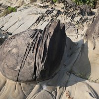 岩層中的結核因為抗侵蝕的能力相對較強，在上方的岩石被侵蝕後逐漸露出地表，其上許多節理，主要是因為結核解壓後繃開，使得岩體被分為許多小塊。
