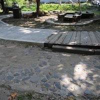 Although the trails are laid in the Xiaoyeliu Scenic Area, the way and design are different in different periods, and some wooden planks are even loose. In addition to the possible inconvenience and danger for tourists, it also makes the landscape in the park uncoordinated.