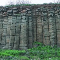 Columnar Basalts:
Due to shrinking during the cooling of magma, the basalt joints form a systematic pattern. The hexagonal form is iconic for the archipelago.