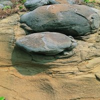 球形岩石引起的
差異侵蝕