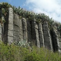 柱狀玄武岩：
由於岩漿冷卻過程中的收縮，玄武岩縫形成了系統的模式。 六邊形是群島的標誌。
