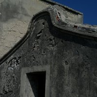 一棟傳統的古老房屋是由珊瑚牆建造的（老古石）