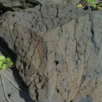 During the cooling process of Xiyuping basalt magma, many air bubbles are trapped. After the basalt is formed, when the gas in the air bubbles escapes, porous basalt is formed. Most of the gravel slope rocks in Xiyuping are porous basalt.