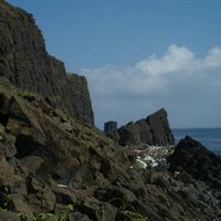 西嶼坪海岸邊傾斜的玄武岩層，呈現一邊緩一邊陡的地形，類似小型的單面山。厚層的玄武岩及柱狀節理，塑造出本島的獨特地景。