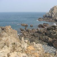 花嶼的海岸地景，主要主成是以安山岩為主的岩岸地形。
