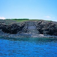 員貝嶼的「百褶裙」玄武岩節理。因為玄武岩岩漿流出而形成扇狀的柱狀節理排列，由海上觀察有如百褶裙般優美，這是員貝嶼最著名之地景，也是觀光客攝影機捕捉的焦點。