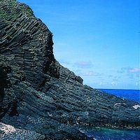 Basalt radial columnar joints in Qimei Yueli Bay. When the lava flooded to the end, it was affected by topographic changes and cooling shrinkage, and formed radial columnar joints. This is a very special basalt landscape.
