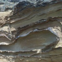 The rock formations located on the northern sea cliffs of the Dongyuping settlement are mainly composed of sedimentary rocks. Iron infiltration in the sedimentary rocks forms an annular rust structure after oxidation.