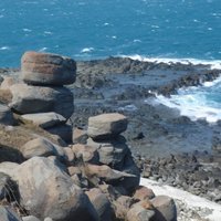 澎湖玄武岩的風化小地形。本照片說明了柱狀風化後的特徵，頗似平衡石，亦似棋子。