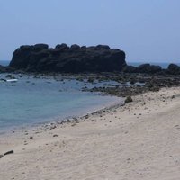 在東嶼坪碼頭的南方有一個巨大的礁岩，此礁岩在退潮時會與陸地的沙灘相連，稱為陸連島，在礁岩與沙灘的潮間帶上堆滿大大小小的岩塊，主要為玄武岩及含大量貝類碎屑的沉積岩塊。