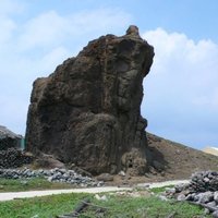 The huge rock block located beside the road of Dongyuping Wharf is mainly composed of basalt aggregate rock. Granite crystal grains of pyroxene and calcium carbonate can be found in the rock.