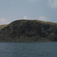 Dongyuping is a younger island in the Penghu archipelago. The north shore rocks are widely distributed and even cut into vertical shapes. The sea cliffs of Dongyuping are cut, but most of them are irregular.