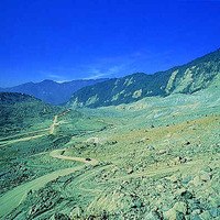 草嶺崩山屬於平面型地滑，整片的岩層順層面而下，估算其體積約有一億四千萬立方公尺。圖中左邊隆起的小山丘，即為滑落岩塊所堆積而成。