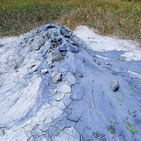 高雄烏山頂泥火山自然保留區的泥火山。泥漿噴發出來後，因為濃稠的泥漿不易移動，造成泥漿堆積於洞口，形成泥丘。這些泥火山也是非常容易受到雨水侵蝕的地貌。