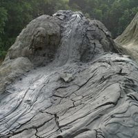 高雄烏山頂泥火山所噴發出來的泥漿。泥漿噴發後，泥漿便會因為乾縮而龜裂。變成一種具有形色之美的動態地貌。