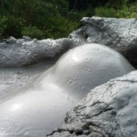 The mud volcano natural reserve in Yanchao Township, Kaohsiung County seems to have volcanic activity, forming a special landscape of mud volcanoes. The cute bubbles are constantly coming out from the ground, it seems like a living life!