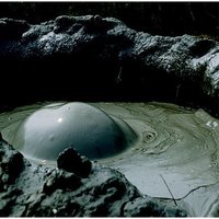 高雄縣燕巢鄉的泥火山自然保留區，好似有火山活動，形成了泥火山的特殊景觀。可愛的泡泡，不停的從地面下冒出來，好像是活的生命呢！