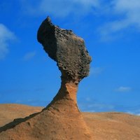 皇后頭：野柳最著名的蘑菇岩場景是皇后頭，這是由於柯斯特運動中海水造成的不同侵蝕而形成的。
