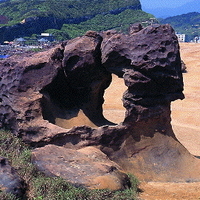 Arched stone of Yehliu. The central part is dropped by the action of seawater, forming a special small landscape with a hollow in the center. This scenery is also rare in Yeliu area.
