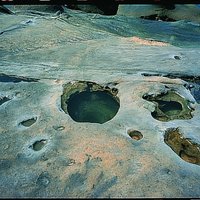 融化侵蝕面板
在波浪切割平台上，腐蝕經常發生在充滿海水的盆地上，從而導致形成平坦的淺孔。