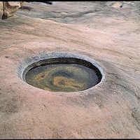 Flat depressions with a relatively large area often accumulate seawater and are more prone to dissolution, resulting in a disk-shaped flat shallow depression, called a dissolution disk. Dissolution and weathering of salt slowly sag to form a special landform.