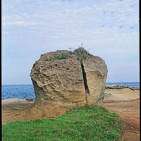 粗頸蕈狀岩，為蕈狀岩發育的前期，亦可說是蕈狀岩的壯年期。蕈狀岩出露地表後開始受侵蝕作用，且因頸部的岩性抗蝕力較弱，而漸漸變細，最後頸部因承受不了上不岩石的重量而斷裂，形成斷頸蕈狀岩。照片中於岩石中間可見一明顯的節理。