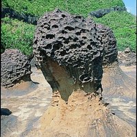 蜂窩狀岩石：
蜂窩狀岩石是指被不同大小的孔覆蓋的岩石，因此看起來像蜂窩狀，例如蘑菇岩的頂部