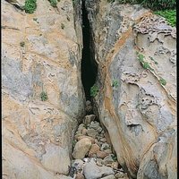 關節：
在海角的形成過程中，岩石層被外力擠壓而導致裂縫的發展。 這些縫隙稱為關節