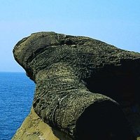 薑石也是野柳的小地景之一。跟燭台石相同，薑石也是由岩層中的結核所形成的。因為結核的抗侵蝕力較強，當周圍的岩石都受到外營力作用而消失時，結核便會突出地表。比較特殊的是形成薑石的結核並非圓形的，而是呈現類似生薑的團塊狀。