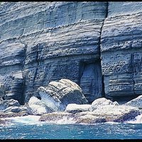 海崖下方的水平岩層，海水面處有許多崩落的岩塊，是因為海水長期的拍打侵蝕下方岩層，造成上方岩塊失去下部的支撐而掉落。