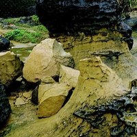 蘑菇岩
在切波平台上分組的蘑菇岩在頂部形成球形，而在底部則由細石柱支撐。