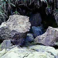 蜂窩風化
由於風化引起的不同程度的侵蝕，岩石的表面變成蜂窩狀或窗格子的形狀。