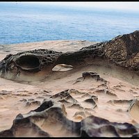 蜂窩風化
由於風化引起的不同程度的侵蝕，岩石的表面變成蜂窩狀或窗格子的形狀。 平坦，水平的岩石散佈在整個土地上，並覆蓋著不同大小的孔。 它們就像地面上的小窗戶。