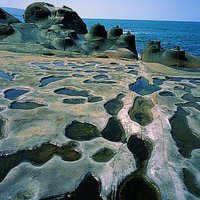 融化侵蝕面板
在波浪切割平台上，腐蝕經常發生在充滿海水的盆地上，從而導致形成平坦的淺孔。