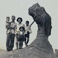 皇后頭：野柳最著名的蘑菇岩場景是皇后頭，這是由於柯斯特運動中海水造成的不同侵蝕而形成的。