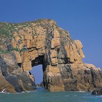 Passing from the east to the Zhongzhu Bridge is Xiyin Island. On the east coast of Xiyin Island, there is a series of sea erosion landscapes and sea cliffs, such as sea erosion ditch, sea erosion platform, sea cave, sea cliff and sea. Arch terrain. The rocky joints and sea arch landscape in the photo are set against the sea and blue sky, making people feel away from the hustle and bustle and forget about their troubles.